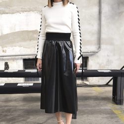 Olivia Palermo luce falda larga  de cuero negra en el Front Row del  desfile de MGSM