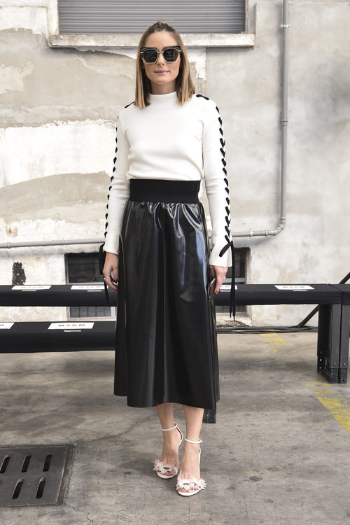 Olivia Palermo luce falda larga de cuero negra en el Front Row del desfile de MGSM