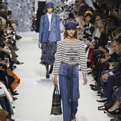 Camiseta con mensaje en el desfile primavera/verano 2018 de Dior en Paris Fashion Week