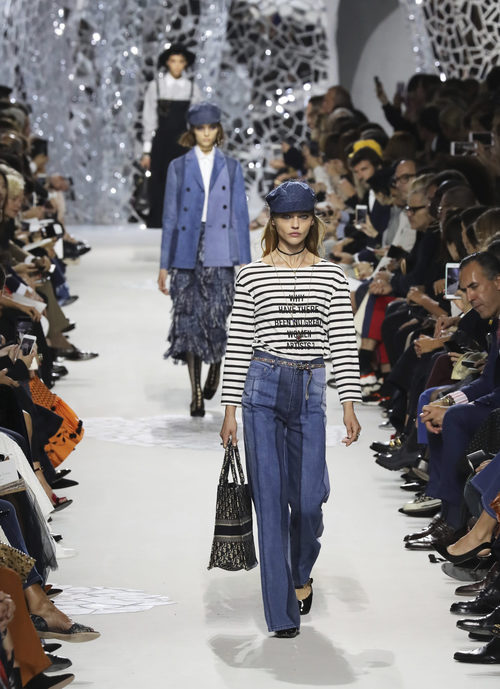 Camiseta con mensaje en el desfile primavera/verano 2018 de Dior en Paris Fashion Week