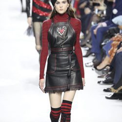 Peto de cuero negro en el desfile primavera/verano 2018 de Dior en Paris Fashion Week