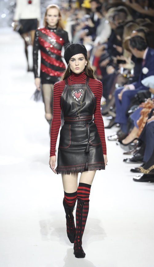 Peto de cuero negro en el desfile primavera/verano 2018 de Dior en Paris Fashion Week