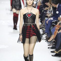 Vestido de tul en el desfile primavera/verano 2018 de Dior en Paris Fashion Week