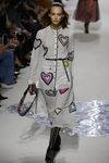 Dos piezas blanco con pequeños lunares en el desfile primavera/verano 2018 de Dior en Paris Fashion Week