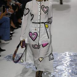 Dos piezas blanco con pequeños lunares en el desfile primavera/verano 2018 de Dior en Paris Fashion Week