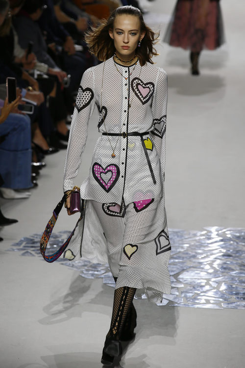 Dos piezas blanco con pequeños lunares en el desfile primavera/verano 2018 de Dior en Paris Fashion Week