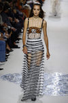 Vestido de rayas negras y blancas en el desfile primavera/verano 2018 de Dior en Paris Fashion Week