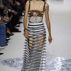 Vestido de rayas negras y blancas en el desfile primavera/verano 2018 de Dior en Paris Fashion Week