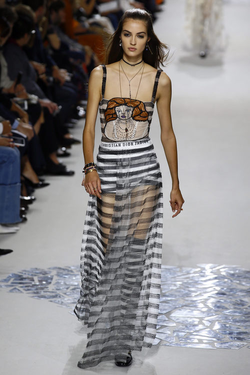 Vestido de rayas negras y blancas en el desfile primavera/verano 2018 de Dior en Paris Fashion Week