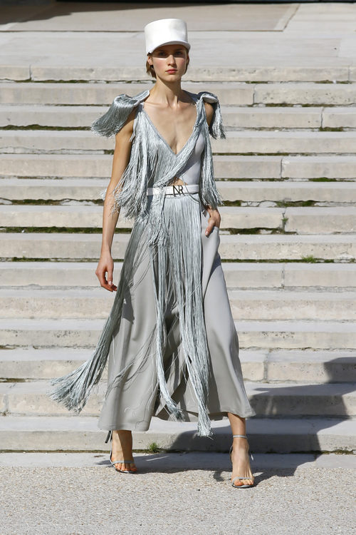 Dos piezas con plumas de Nina Ricci primavera/verano 2018 en la París Fashion Week