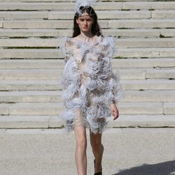 Vestido de plumas de Nina Ricci primavera/verano 2018 en la París Fashion Week