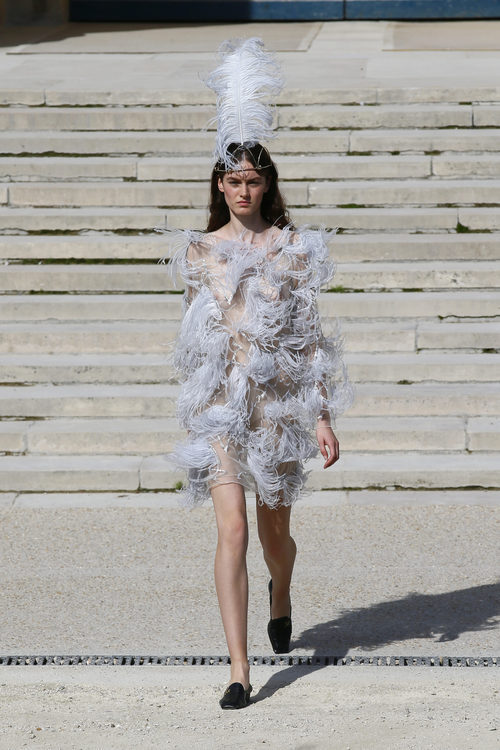 Vestido de plumas de Nina Ricci primavera/verano 2018 en la París Fashion Week