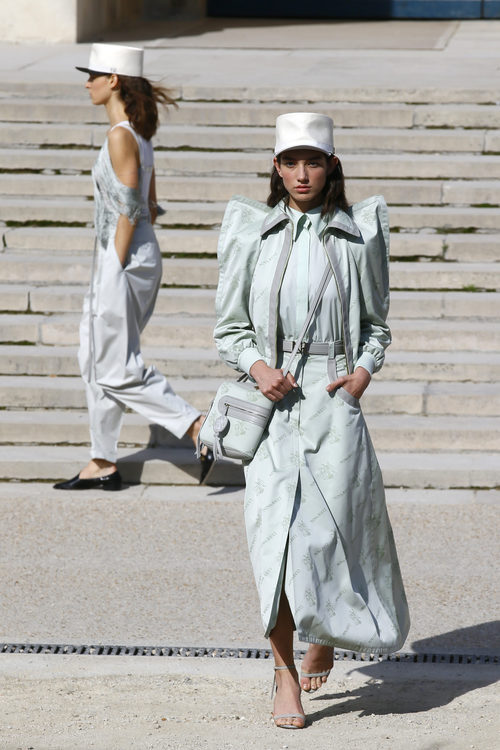Vestido largo azul de Nina Ricci primavera/verano 2018 en la París Fashion Week
