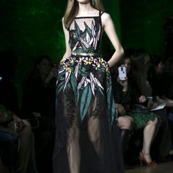 Vestido bordado de Elie Saab primavera/verano 2018 en la París Fashion Week