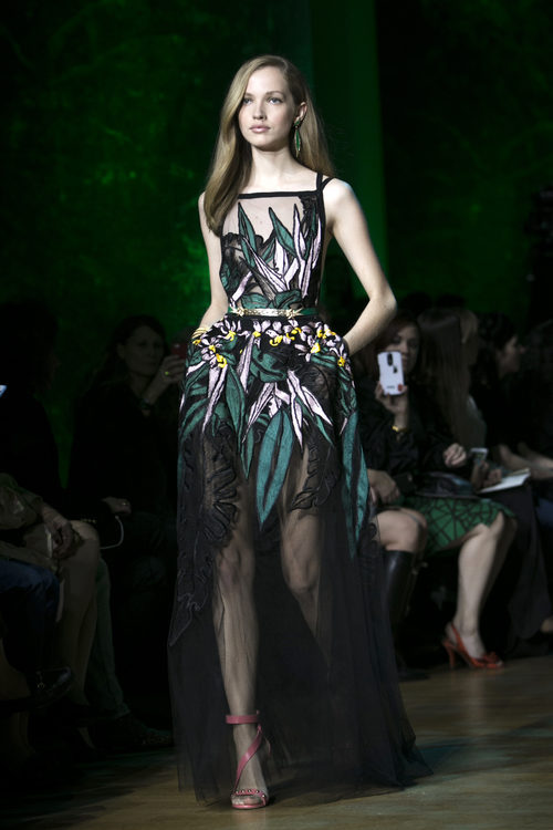 Vestido bordado de Elie Saab primavera/verano 2018 en la París Fashion Week