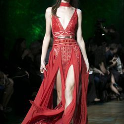 Vestido rojo con pedrería de Elie Saab primavera/verano 2018 en la París Fashion Week