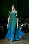 Vestido largo degradado de Elie Saab primavera/verano 2018 en la París Fashion Week