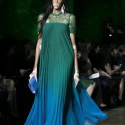 Vestido largo degradado de Elie Saab primavera/verano 2018 en la París Fashion Week