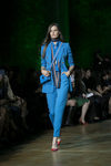 Traje de chaqueta azul de Elie Saab primavera/verano 2018 en la París Fashion Week