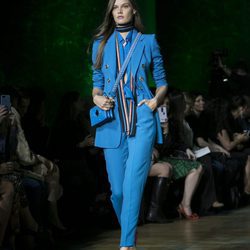 Traje de chaqueta azul de Elie Saab primavera/verano 2018 en la París Fashion Week
