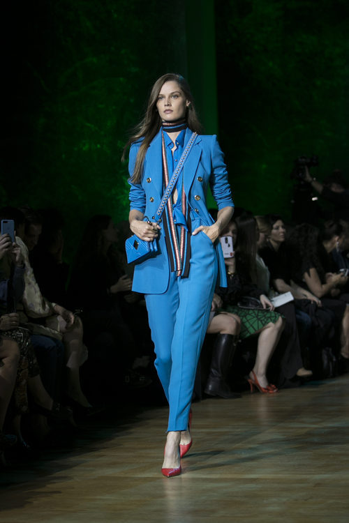 Traje de chaqueta azul de Elie Saab primavera/verano 2018 en la París Fashion Week