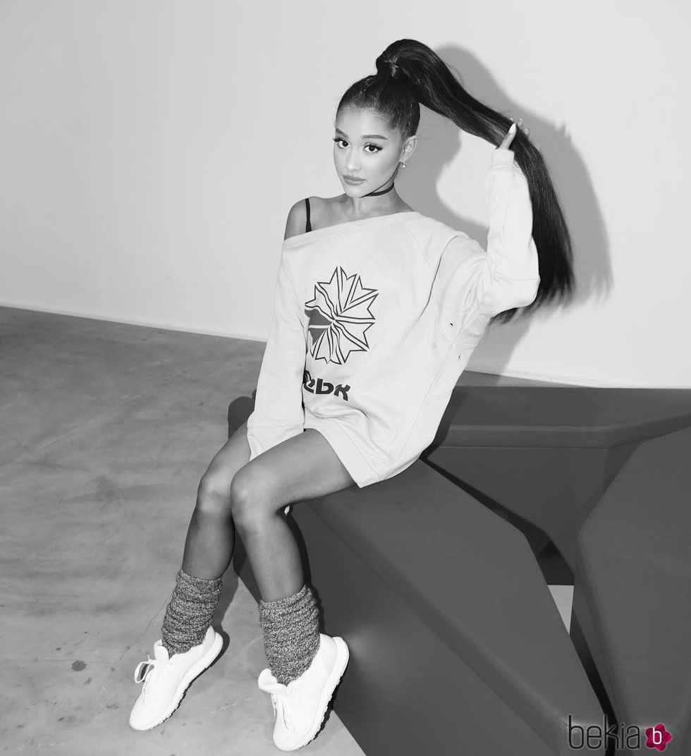 Ariana Grande luciendo una sudadera de Reebok como embajadora de la firma