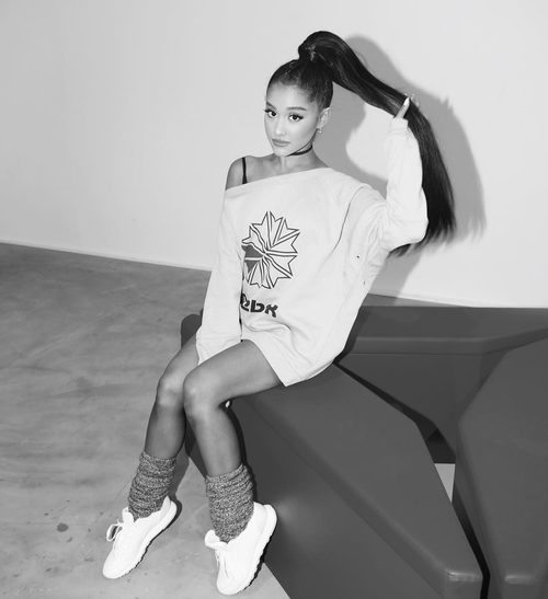 Ariana Grande luciendo una sudadera de Reebok como embajadora de la firma