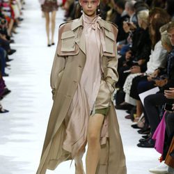 Gabardina nude de la colección primavera/verano 2018 de Valentino en Paris Fashion Week