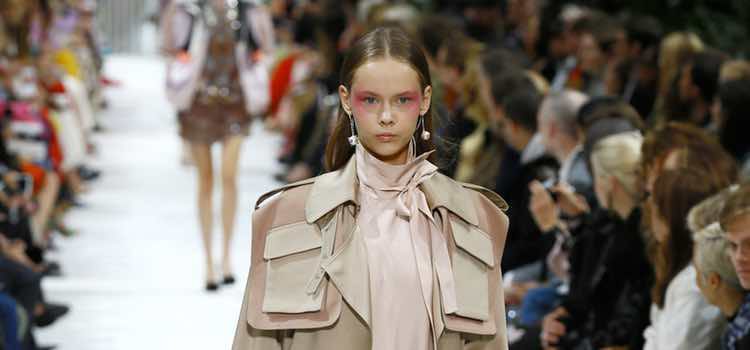 Gabardina nude de la colección primavera/verano 2018 de Valentino en Paris Fashion Week