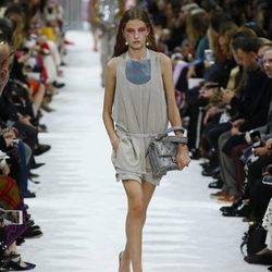 Mono de superposiciones de la colección primavera/verano 2018 de Valentino en Paris Fashion Week