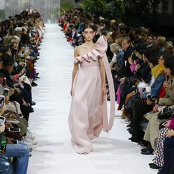 Vestido rosa asimétrico de la colección primavera/verano 2018 de Valentino en Paris Fashion Week