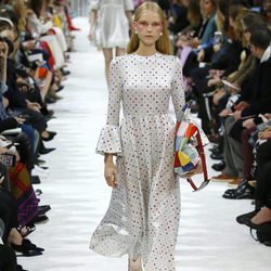 Vestido blanco con lunares de la colección primavera/verano 2018 de Valentino en Paris Fashion Week