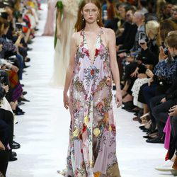Vestido con estampado de flores de la colección primavera/verano 2018 de Valentino en Paris Fashion Week