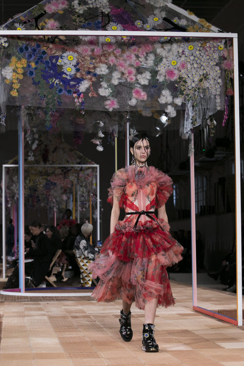 Vestido de volantes de Alexander McQueen primavera/verano 2018 en la París Fashion Week