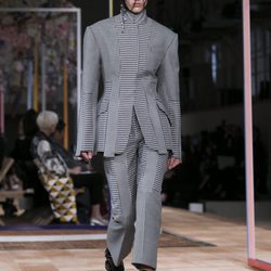 Chaqueta con hombreras de Alexander McQueen primavera/verano 2018 en la París Fashion Week