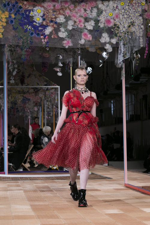 Vestido estampado de Alexander McQueen primavera/verano 2018 en la París Fashion Week