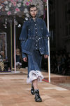 Total look denim de Alexander McQueen primavera/verano 2018 en la París Fashion Week
