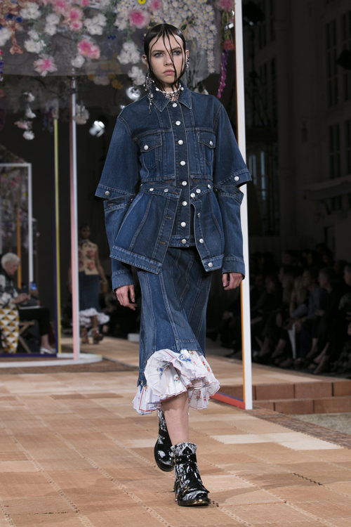 Total look denim de Alexander McQueen primavera/verano 2018 en la París Fashion Week
