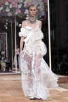 Vestido blanco de Alexander McQueen primavera/verano 2018 en la París Fashion Week