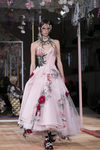 Vestido de flores de Alexander McQueen primavera/verano 2018 en la París Fashion Week