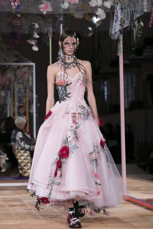 Vestido de flores de Alexander McQueen primavera/verano 2018 en la París Fashion Week