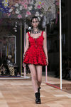 Vestido mini rojo de Alexander McQueen primavera/verano 2018 en la París Fashion Week