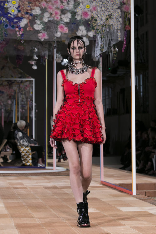 Vestido mini rojo de Alexander McQueen primavera/verano 2018 en la París Fashion Week
