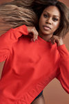 Laverne Cox con sudadera roja en la campaña Ivy Park de la temporada otoño/invierno 2017/2018