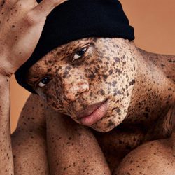 El modelo masculino Ralph Souffrant participa en la campaña publicitaria Ivy Park de otoño/invierno 2017/2018