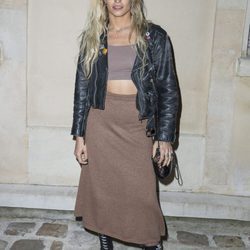 Alice Dellal en el desfile de Chanel en Fashion Week París temporada primavera/verano 2018