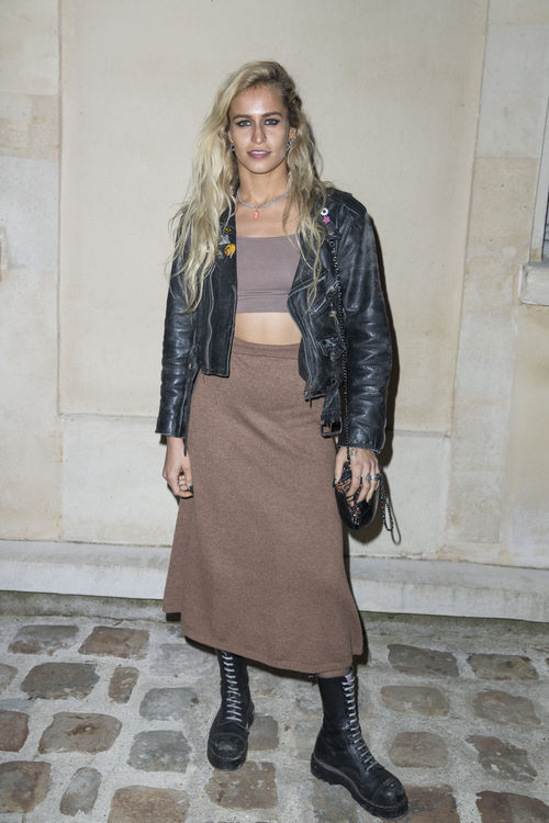 Alice Dellal en el desfile de Chanel en Fashion Week París temporada primavera/verano 2018