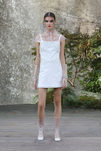 Vestido blanco de la colección primavera/verano 2018 de Chanel en Paris Fashion Week