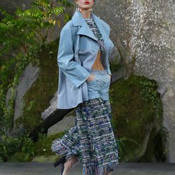 Gabardina azul de plástico de la colección primavera/verano 2018 de Chanel en Paris Fashion Week