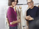 Ines de la Fressange sonriente enseñando la nueva colección de la temporada otoño/invierno 2017 de Uniqlo